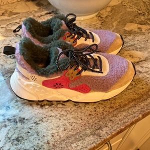 Flower Mountain from Sundance size 7.5 sherpa tennis shors